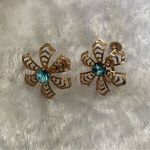🍀VTG Blue Rhinestone Gold Tone open Work Flower Scew On Back Earrings